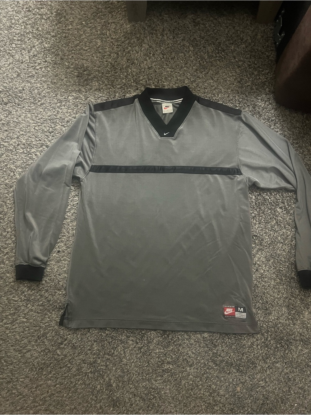 Vintage Nike Men’s Gray Long-Sleeve Athletic Shirt